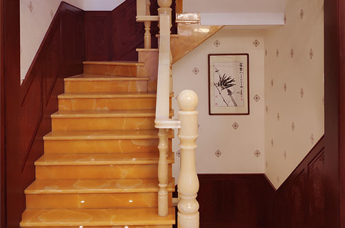 黄冈中式别墅室内汉白玉石楼梯的定制安装装饰效果